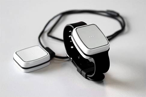 bracelet et collier détecteurs de chute
