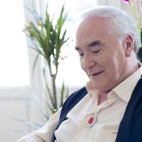 Homme âgées avec téléassistance