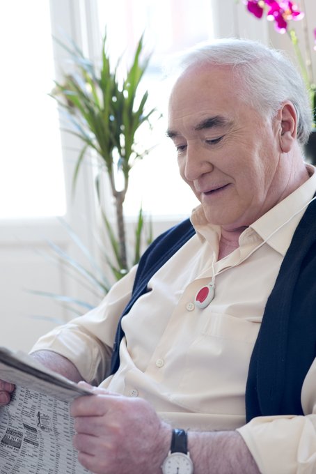 homme âgée avec téléassistance