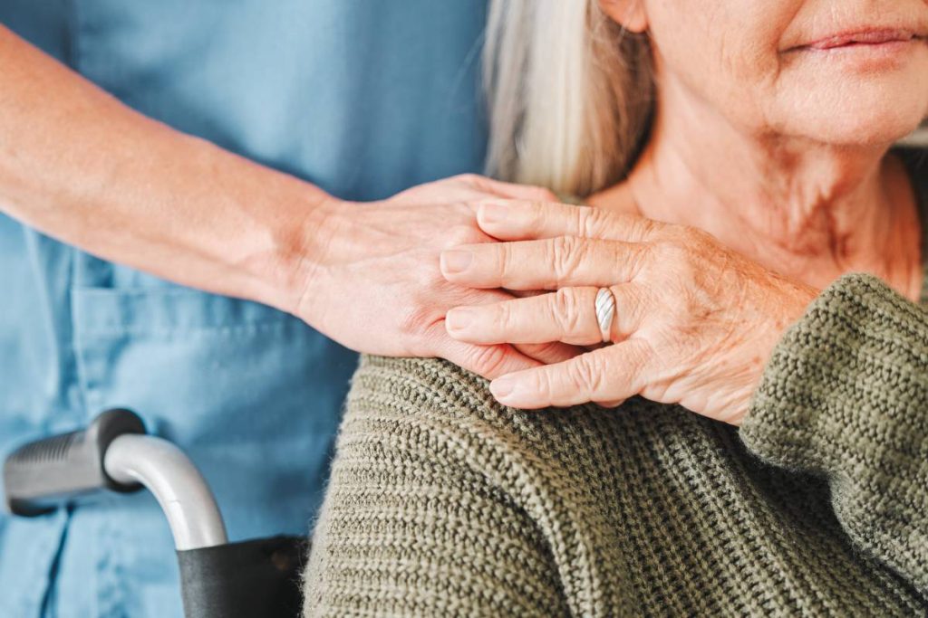 Aidant à distance soutenant une personne âgée