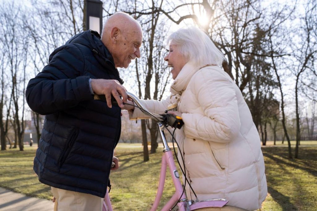 Personnes âgées heureuses à l'extérieur grâce à la téléassistance mobile