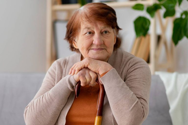 Téléassistance avec ou sans détecteur de chute : que choisir ?