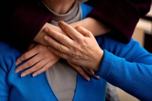Aide pour personne âgée avec la téléassistance