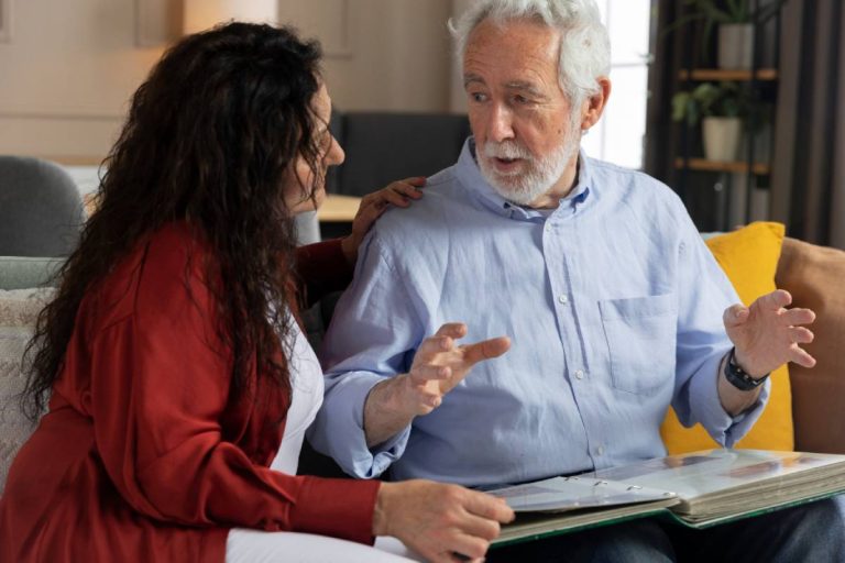 Parent âgé qui minimise les risques : comment ouvrir le dialogue sur la sécurité ?