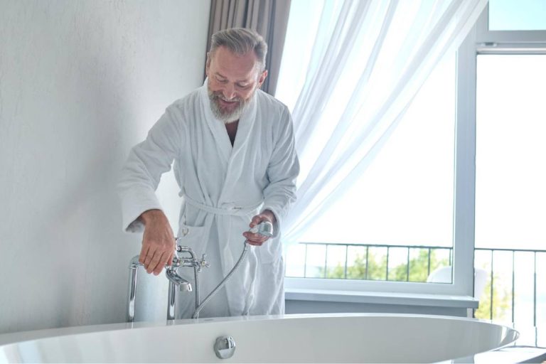 Le médaillon détecteur de chute reste-t-il efficace sous la douche ou dans l’eau ?