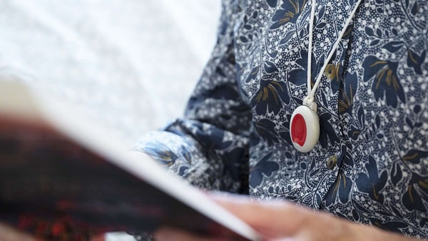 femme âgée avec collier de téléalarme