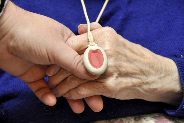 Dame âgée avec collier de téléassistance