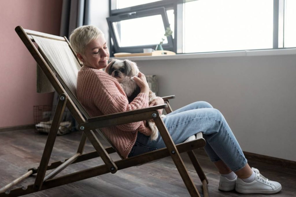 Femme âgée et son chien sur une chaise