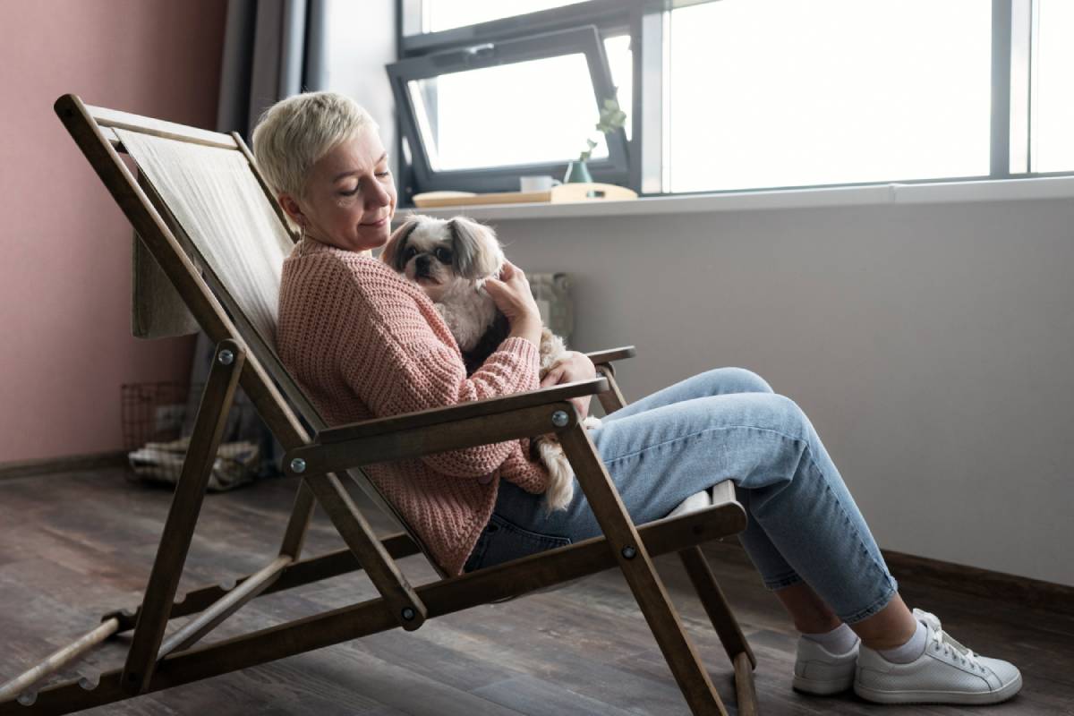 Femme âgée et son chien