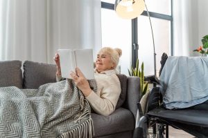 Femme âgée en train de lire un livre
