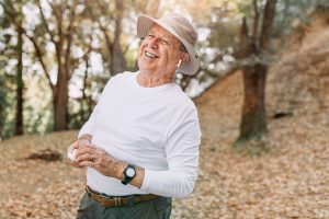 Homme âgé heureux dans la forêt