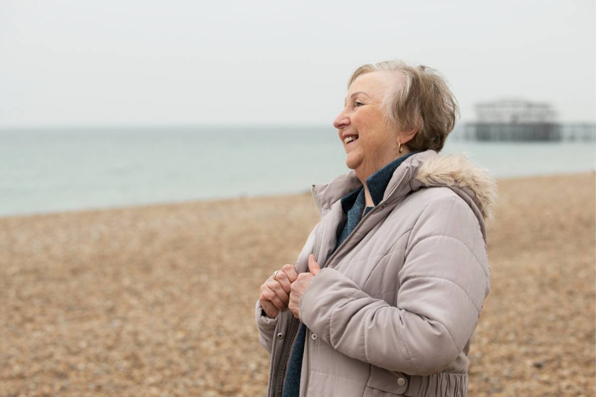 Femme âgée heureuse à la plage