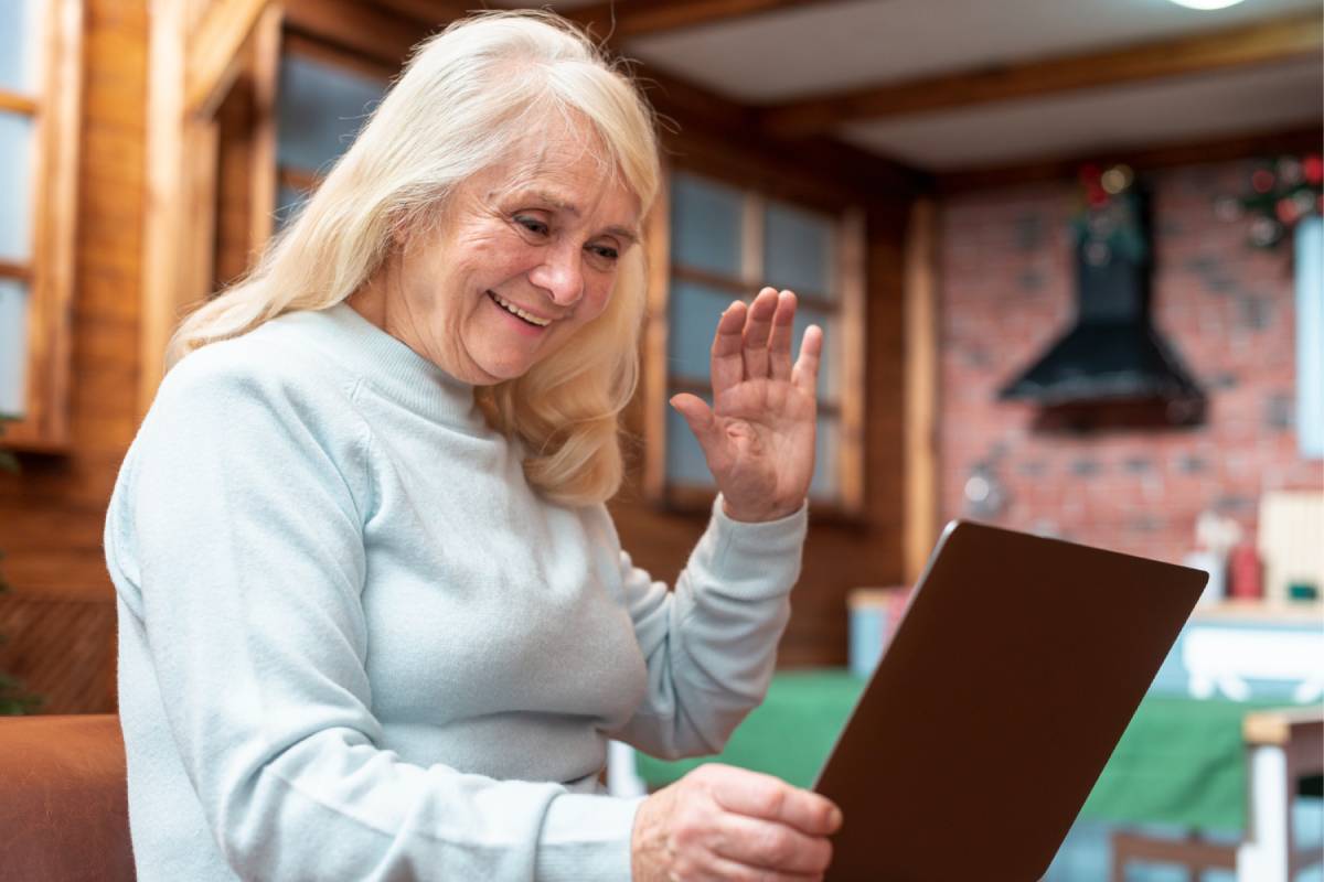 Personne âgée heureuse chez elle