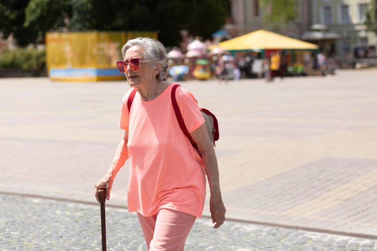 Randonnées solitaires après 70 ans : plaisir bénéfique ou risque à éviter ?