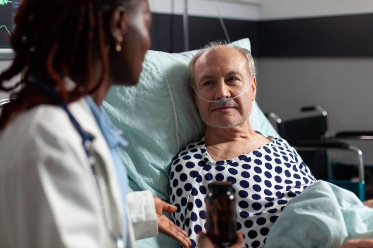Retour à domicile après une hospitalisation : les erreurs à éviter pour les personnes âgées