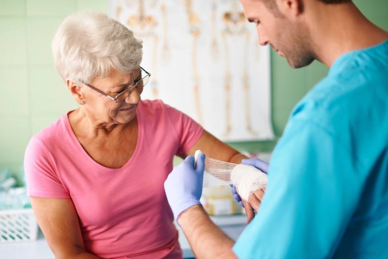 Que faire si un senior chute seul à domicile ? Conseils et solutions