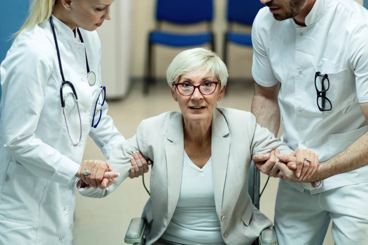 Secours d'un senior en cas d'urgence en téléassistance
