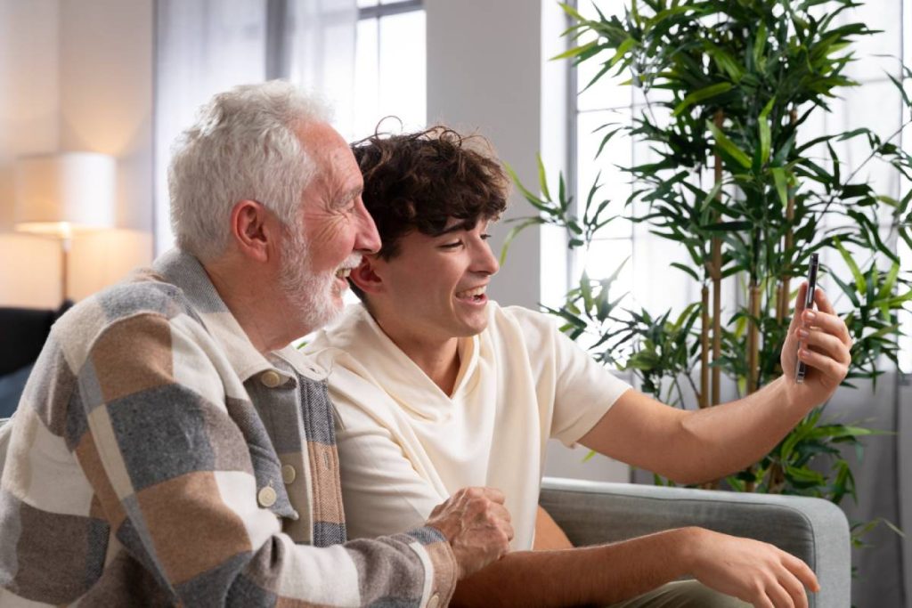 Sénior à la maison avec un jeune homme