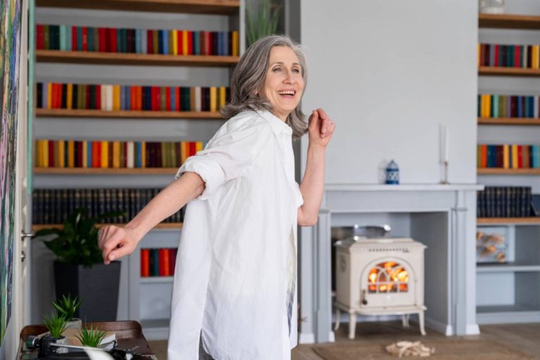 Comment aider un senior à rester actif chez lui ?