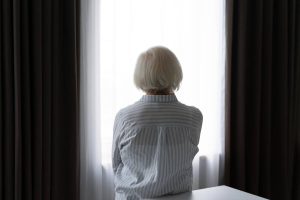 Senior seul à la maison avec anxiété