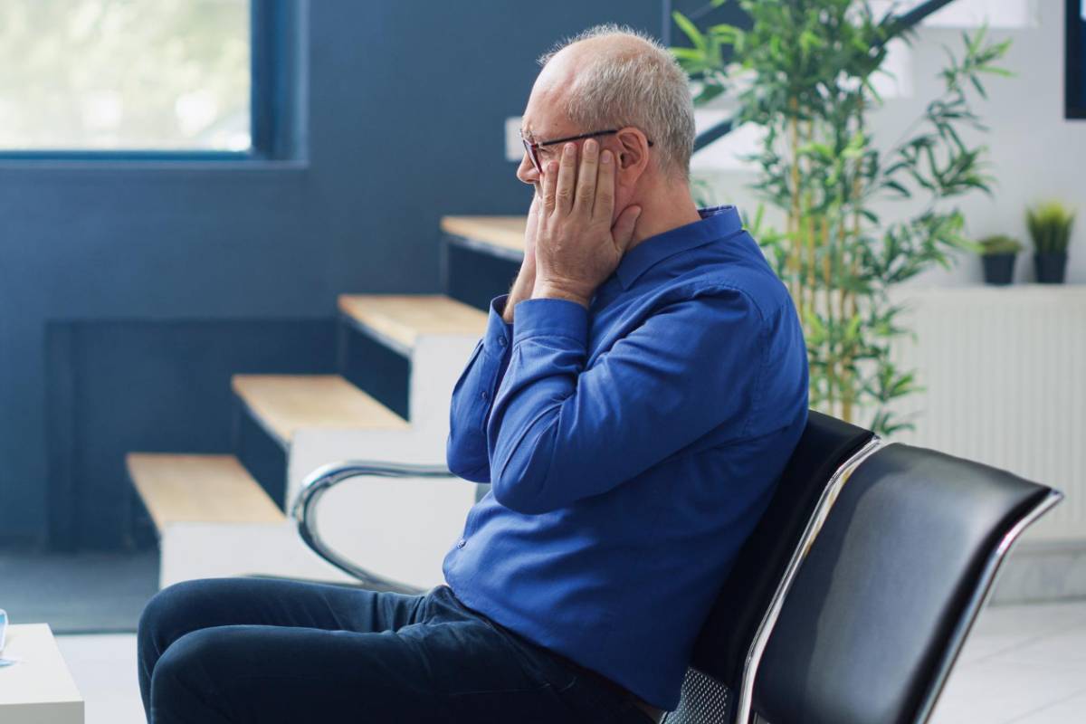 Personne âgée anxieuse nécessitant une téléassistance