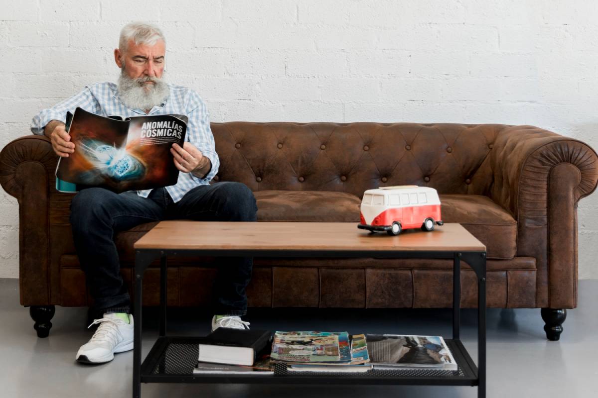 Senior calme sur le canapé