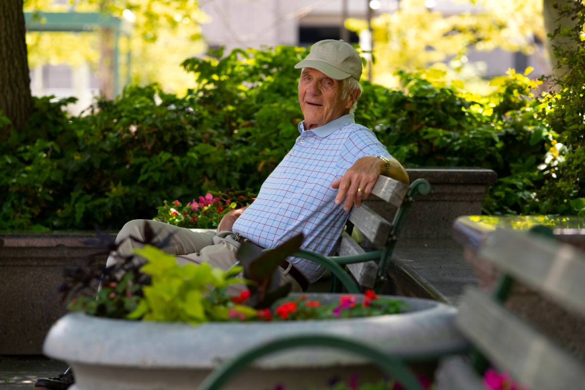 Sénior à l'extérieur
