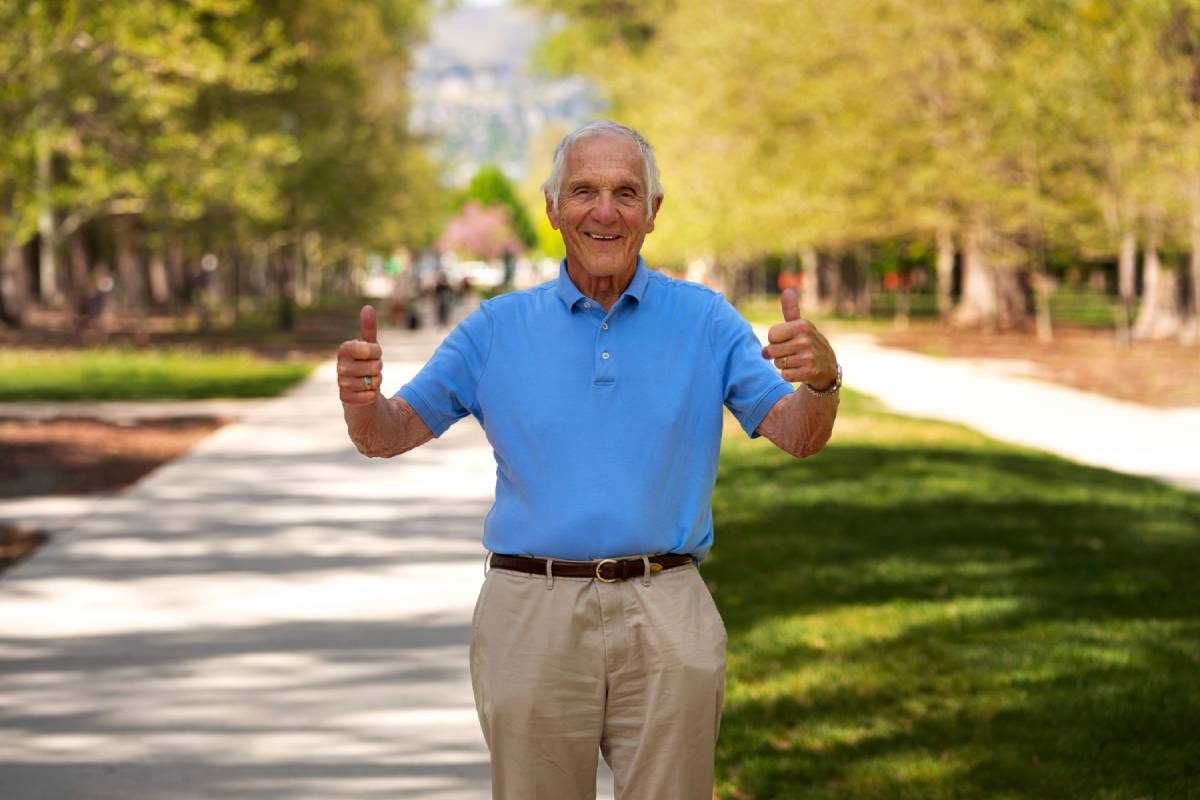 Senior heureux pendant une balade