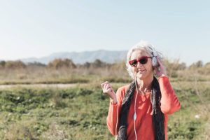 Senior libre avec une téléassistance sans engagement