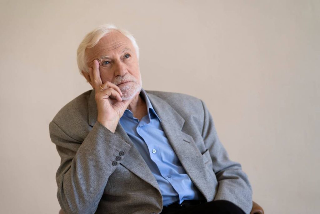 Sénior en train de choisir une téléassistance