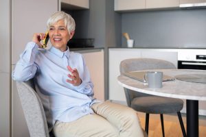 Femme âgée en sécurité chez elle