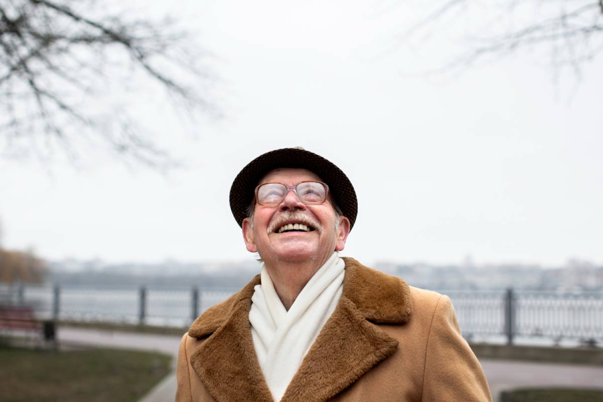 Sénior serein avec un détecteur de chute