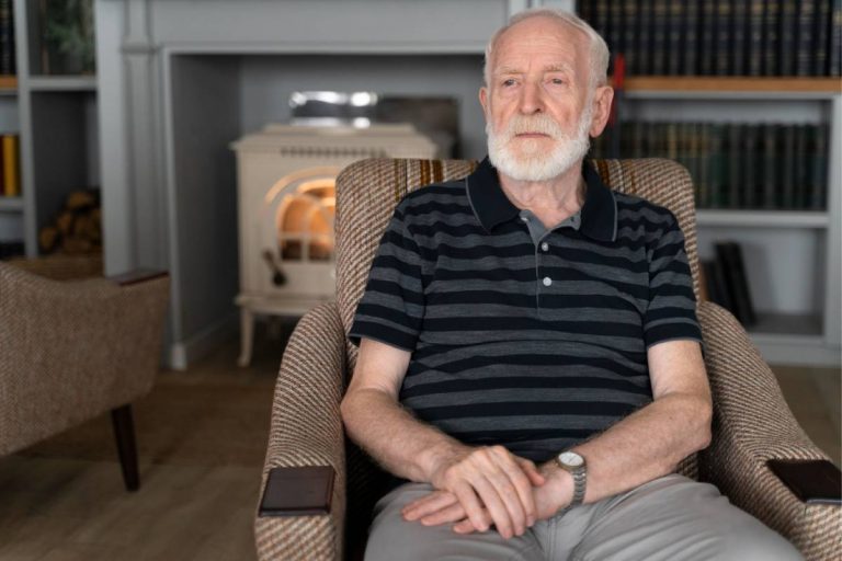 Comment sécuriser un senior vivant seul sans le brusquer ?
