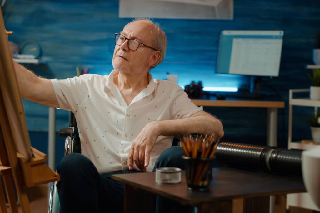 Sénior en train de faire de la peinture