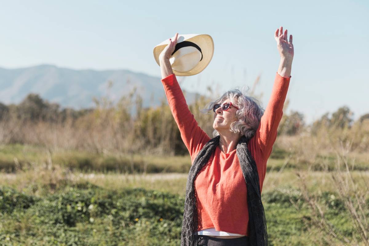 Sénior heureux grâce à la téléassistance