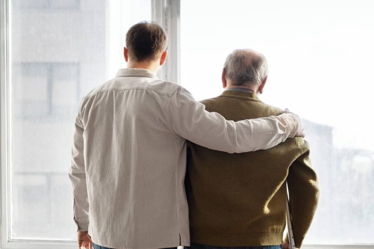 Téléassistance ou maison de retraite : que choisir pour un senior dépendant ?