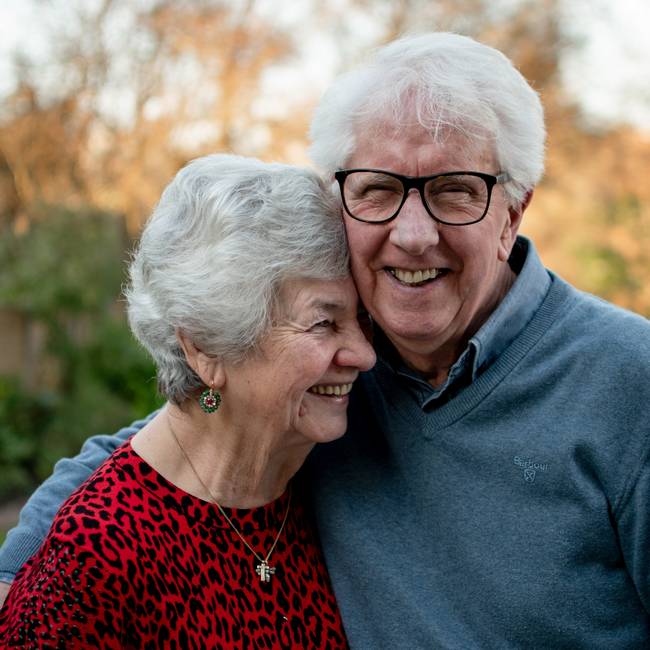 Couple de séniors bénéficiant de la téléassistance