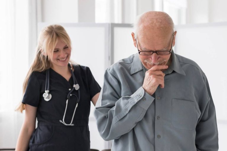 Téléassistance : qui prévenir en cas d’urgence (famille ou secours) ?