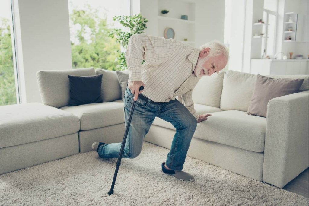 sénior se relevant d'une chute