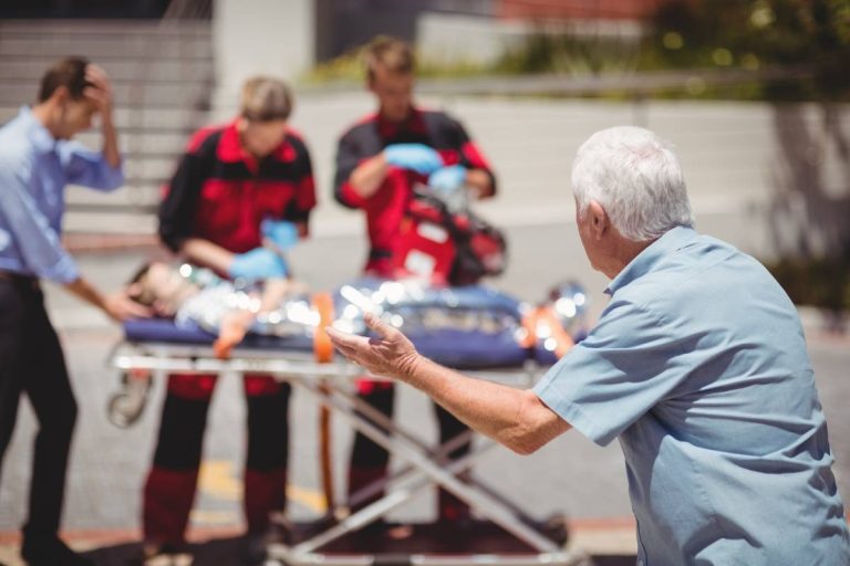 Appeler les secours quand on vit seul : les limites du téléphone classique