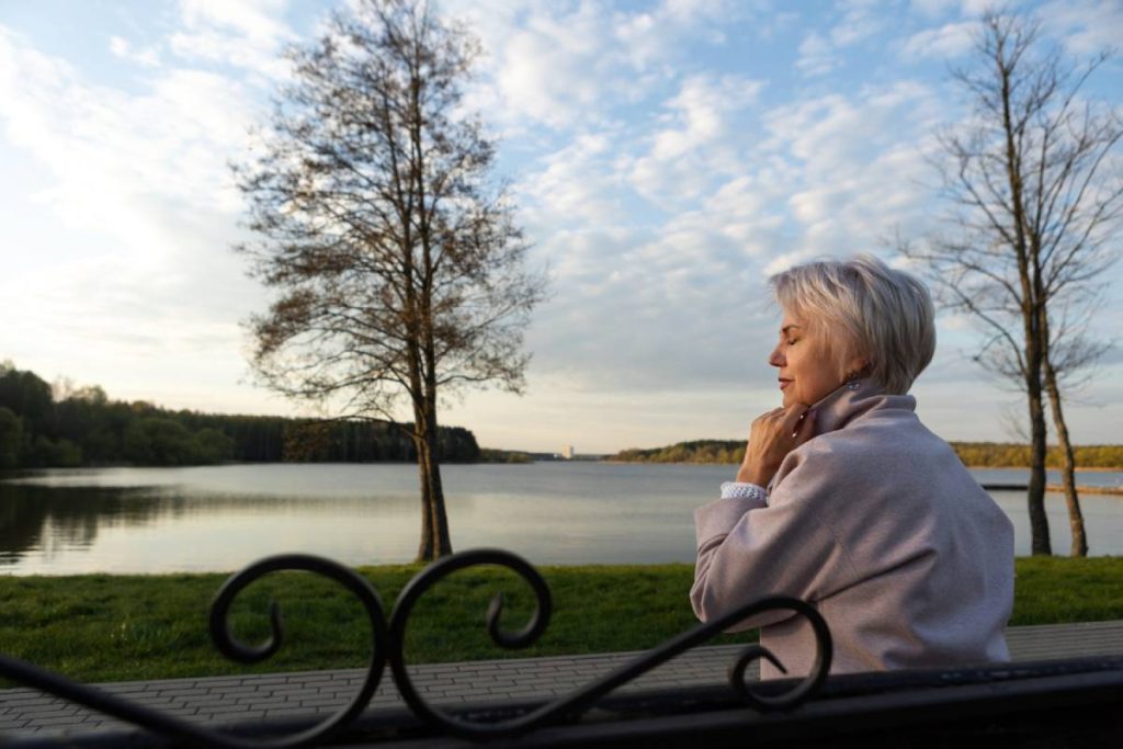 Senior calme sur un banc dans un parc