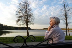Senior calme sur un banc dans un parc